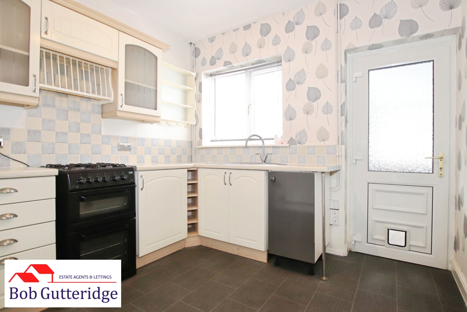 FITTED KITCHEN